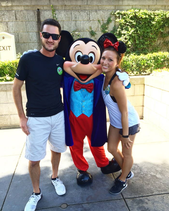 mickey-mouse-disneyland-2016